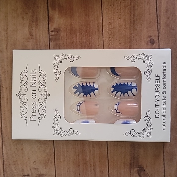 Press On Nails Do-It-Yourself Blue & White Design Natural Delicate & Comfortable - Picture 4 of 4